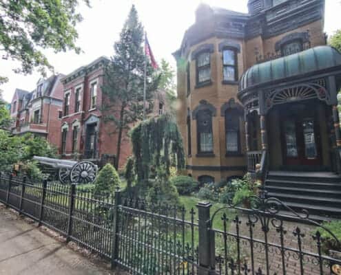 Photo showing the vintage mansions in Chicago's Wicker Park neighborhood - click for Wicker Park Real Estate for sale, Wicker Park Condos for sale and info on living in Wicker Park.